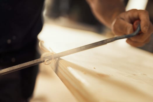The carpenter uses a manual cutting tool to chamfer and carve the edges, smoothly removing curls and chips in a regular or irregular manner as he desires. Only a skilled artisan can achieve unique or