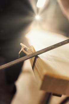 The carpenter uses a manual cutting tool to chamfer and carve the edges, smoothly removing curls and chips in a regular or irregular manner as he desires. Only a skilled artisan can achieve unique or