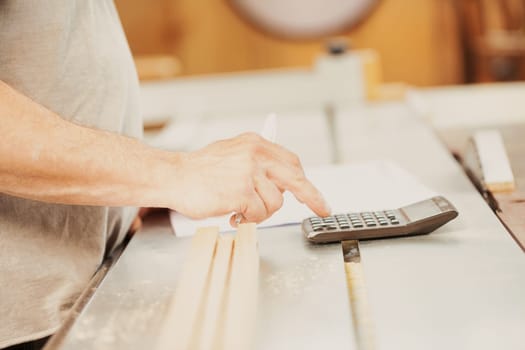Craftsman carpenter designs and calculates, evaluates and thinks carefully before operating. You struggle with your hands and also with your brain, but it is always better to do this first.