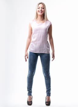 Happy and carefree, her fashion choice highlights a laid-back yet fashionable look