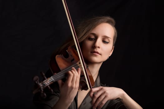 warm tones of the Baroque violin fill the air, played with passion and historical appreciation