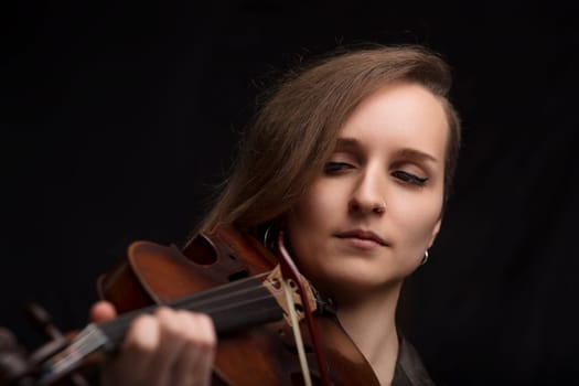 artist intimately connected with her Baroque violin channels the essence of the 17th-century music tradition
