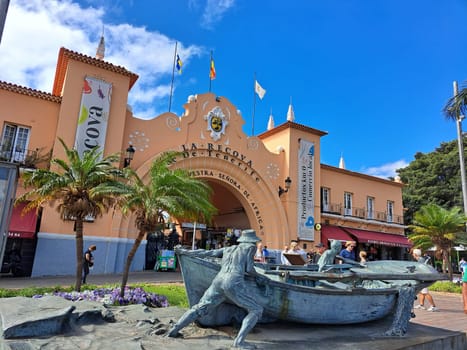 Skulptur Fischer mit Fischerboot vor dem Eingang zum Markt Mercado Nuestra Senora de Africa, Teneriffa, Kanarische Inseln, Spanien, Santa Cruz de Tenerife