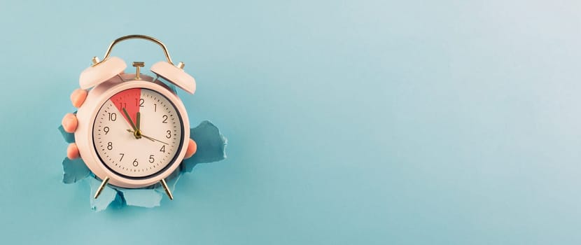 Alarm clock, time is running out, reminder and planning, finish a deadline, timetable and stress, countdown