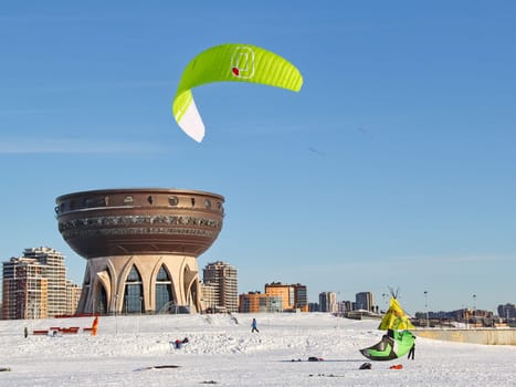 Flying on a wing. The parachute to hover. Skydiving, sport for the brave.