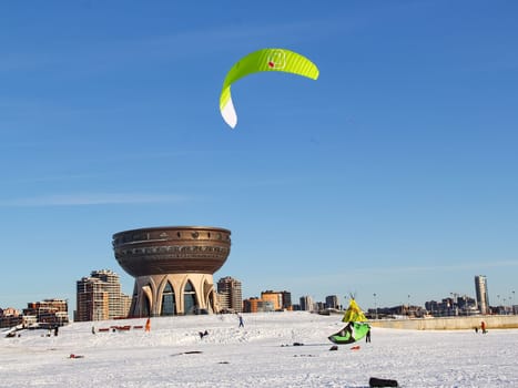 Flying on a wing. The parachute to hover. Skydiving, sport for the brave.