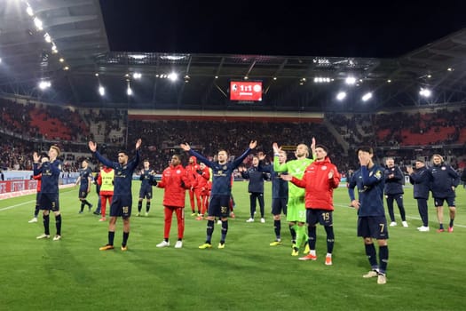 After the match,the Mainz players thanked the spectators in their own fan section for their loud support during the match of the 1st FBL: 23-24: 30. Sptg. SC Freiburg - FSV Mainz 05  DFL REGULATIONS PROHIBIT ANY USE OF PHOTOGRAPHS AS IMAGE SEQUENCES AND/OR QUASI-VIDEONann  Photo: Joachim Hahne/johapress
