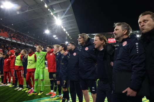 Coach Bo Henriksen (FSV Mainz 05) and the staff as well as the players thank the fans for their loud support at the match of the 1st FBL: 23-24: 30. Sptg. SC Freiburg - FSV Mainz 05  DFL REGULATIONS PROHIBIT ANY USE OF PHOTOGRAPHS AS IMAGE SEQUENCES AND/OR QUASI-VIDEONann  Photo: Joachim Hahne/johapress