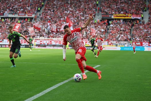 Attacking ́: Christian Günter (SC Freiburg) at the match of the 1. FBL: 23-24: 31. Sptg. SC Freiburg - VfL Wolfsburg  DFL REGULATIONS PROHIBIT ANY USE OF PHOTOGRAPHS AS IMAGE SEQUENCES AND/OR QUASI-VIDEONann  Photo: Joachim Hahne/johapress