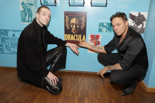 Jonas Steppe,Rob Fowler,DANCE OF THE VAMPIRES actors in Fledermaushöhle in Bad Segeberg, Press event at the Noctalis Bat Centre,sponsorship of the fruit bat Foxy