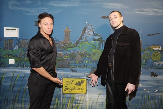 Rob Fowler,Jonas Steppe flying fox Foxy,DANCE OF THE VAMPIRES actors in Fledermaushöhle in Bad Segeberg, Press event at the Noctalis Bat Centre,sponsorship of the fruit bat Foxy