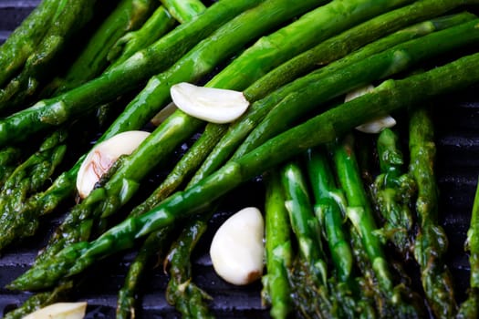 grilled green asparagus and garlic