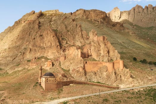 View onto the remains of the Dogubeyazit Castle, Kalesi built onto a steep mountain, steep rocks, cliffs, Dogubeyazit, Turkey 2022