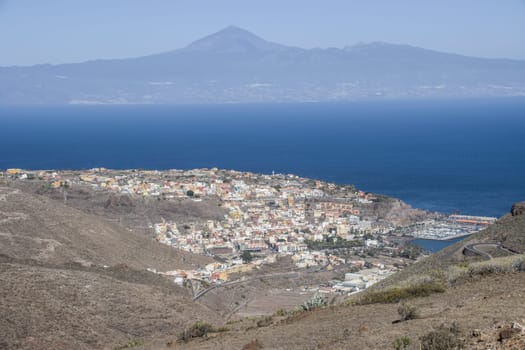 Blick über San Sebastian de la Gomera, im Hintergrund Teneriffa mit dem Pico del Teide, La Gomera, Kanarische Inseln, Spanien