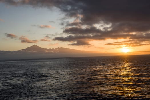 Blick von La Gomera auf den Sonnenaufgang über Teneriffa, im Hintergrund der Pico del Teide, Kanarische Inseln, Spanien