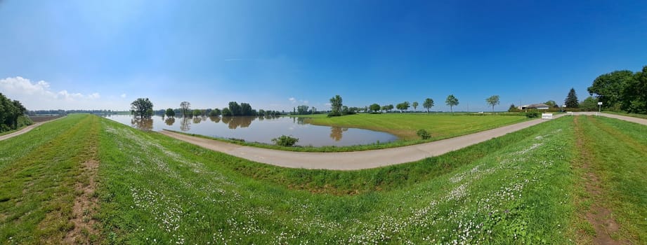 Regenrückhaltebecken an der Erft bei Horchheim hat sich nach heftigen Regenfällen in der Eifel mit Wasser gefüllt, Nordrhein-Westfalen, Deutschland, Weilerswist