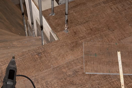 Craftsman lays parquet flooring and coats the screed with adhesi
