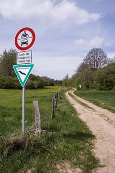 Verkehrsschild Durchfahrverbot an einem Naturschutzgebiet