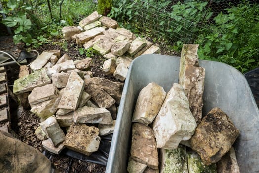 Anlage eines Steinhaufens im Garten