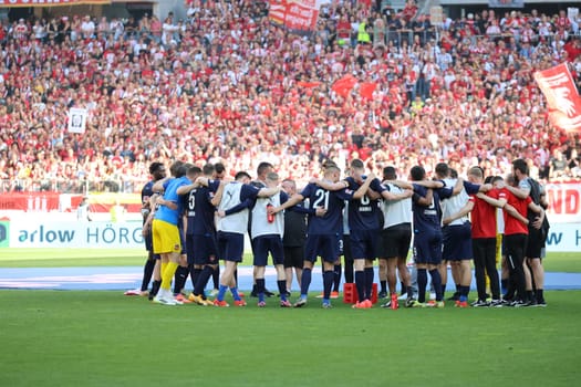 The Heidenheim players are happy about the 1:1 in Freiburg after the final whistle in the game of the 1st FBL: 23-24: 33. Sptg. SC Freiburg - 1. FC Heidenheim  DFL REGULATIONS PROHIBIT ANY USE OF PHOTOGRAPHS AS IMAGE SEQUENCES AND/OR QUASI-VIDEONann  Photo: Joachim Hahne/johapress