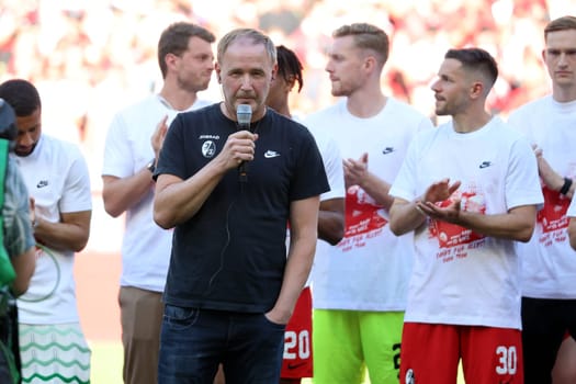 The players around Christian Günter (SC Freiburg) applaud in the background at the farewell of assistant coach Patrick Baier after the game of the 1st FBL: 23-24: 33rd Sptg. SC Freiburg - 1st FC Heidenheim  DFL REGULATIONS PROHIBIT ANY USE OF PHOTOGRAPHS AS IMAGE SEQUENCES AND/OR QUASI-VIDEONann  Photo: Joachim Hahne/johapress