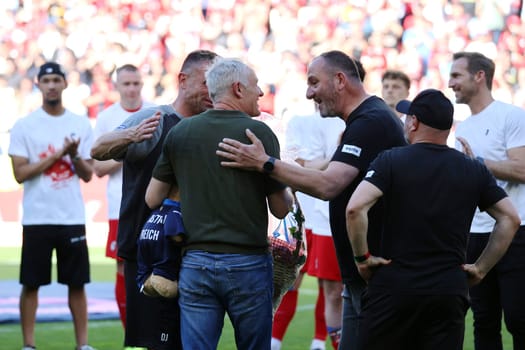 With emotional words and presents,trainee Frank Schmidt (1. FC Heidenheim) said goodbye to colleague coach Christian Streich (SC Freiburg) after the match of the 1st FBL: 23-24: 33. Sptg. SC Freiburg - 1. FC Heidenheim  DFL REGULATIONS PROHIBIT ANY USE OF PHOTOGRAPHS AS IMAGE SEQUENCES AND/OR QUASI-VIDEONann  Photo: Joachim Hahne/johapress
