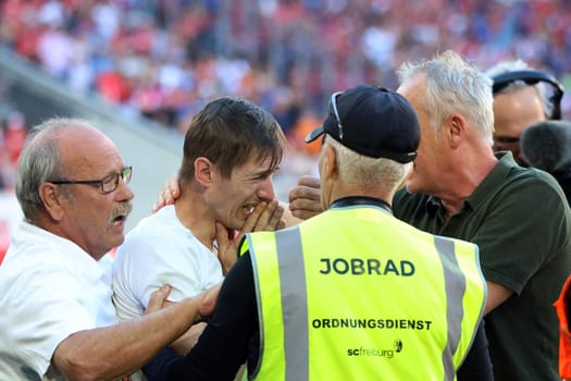 Fan speedster comes crying to coach Christian Streich (SC Freiburg) at his farewell party after the game of the 1st FBL: 23-24: 33rd Sptg. SC Freiburg - 1st FC Heidenheim  DFL REGULATIONS PROHIBIT ANY USE OF PHOTOGRAPHS AS IMAGE SEQUENCES AND/OR QUASI-VIDEONann  Photo: Joachim Hahne/johapress