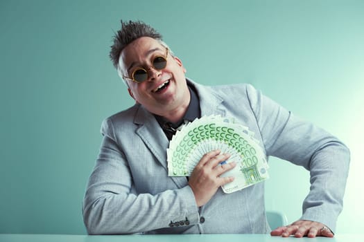 Misleadingly cheerful, a scammer flaunts a large sum of money, targeting those hoping for quick financial gains