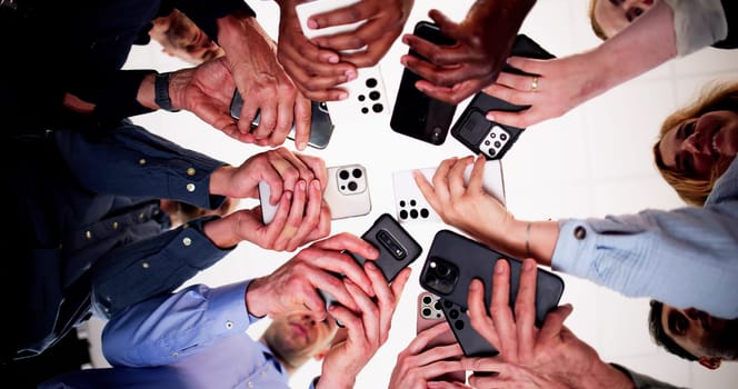 Online Social Media Communication On Mobile Phone