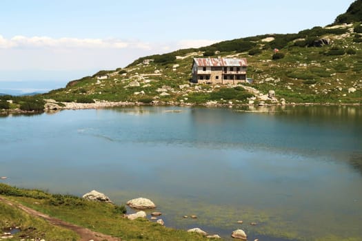 View onto the Seven Lakes Chalet on the shore of the Fish Lake, Ribnoto Ezero, one of the Seven Rila Lakes, Rila National Park, close to Sofia, Bulgaria 2022