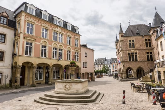 Stadtansicht  mit Brunnen und Gerichtsgebäude Dënzelt,Echternach,Luxemburg