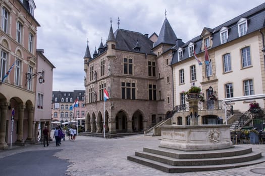 Stadtansicht mit Rathaus und Gerichtsgebäude Dënzelt  mit Fassaden-Statuen,Echternach,Luxemburg