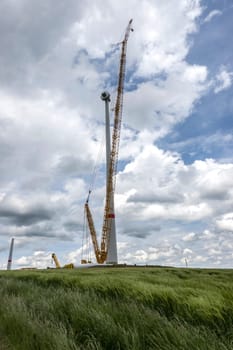 Aufbau eines Windrades mit einem Spezialkran bei Arzfeld, Rheinland-Pfalz,Deutschland