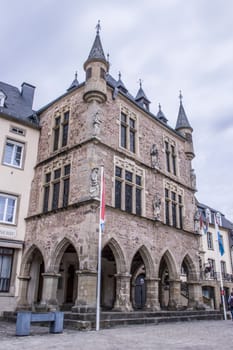 Gerichtsgebäude Dënzelt  mit Fassaden-Statuen,Echternach,Luxemburg