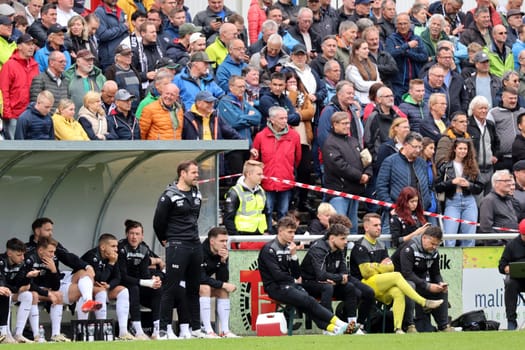 Coach Mario Klotz (Villingen 08) and the players follow the events on the pitch at the match of the OL BaWü: 23-24 - 34th matchday - FC 08 Villingen - CFR Pforzheim