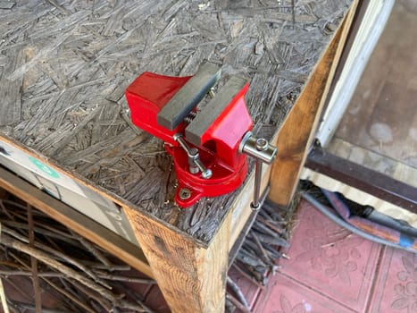 Mechanical bench vice for the work