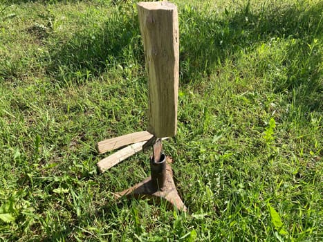 Metal splitter for the small firewood