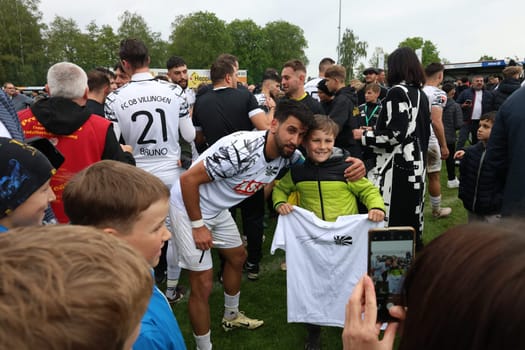 A memory for eternity: Tevfik Ceylan (FC 08 Villingen) signed a jersey for the little fan after the match of the OL BaWü: 23-24 - 34th matchday - FC 08 Villingen - CFR Pforzheim