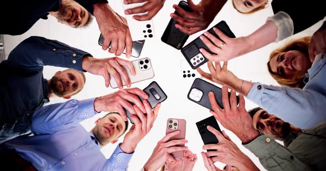 Online Social Media Communication On Mobile Phone