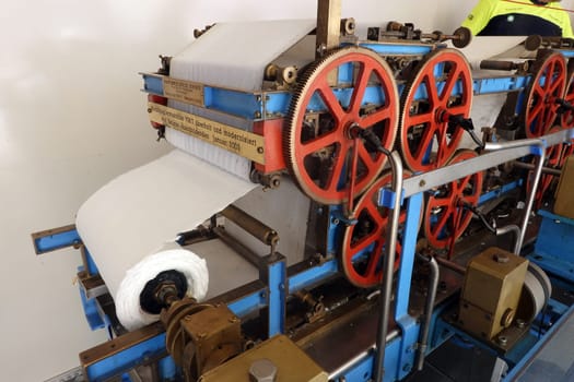 Smurfit Kappa Papierfabrik Zülpich - Vorführpapiermaschine die die Prozessschritte der industriellen Papierherstellung erklärt , Zülpich, Vordrhein-Westfalen