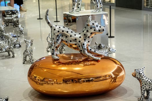 Metal dogs are home decoration items according to each person's lifestyle.