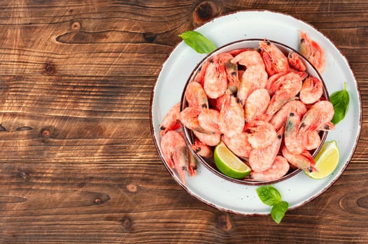 Raw unpeeled prawns or shrimps with an assortment of cooking spices.
