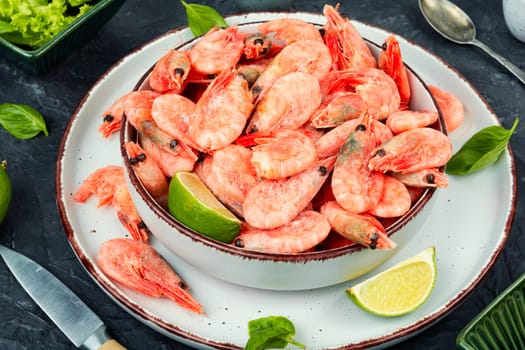 Raw unpeeled prawns or shrimps with an assortment of cooking spices.
