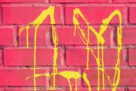 Gelb bemalte rote Backsteinmauer als Farbfläche und Hintergrund, Deutschland