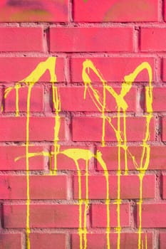 Gelb bemalte rote Backsteinmauer als Farbfläche und Hintergrund, Deutschland