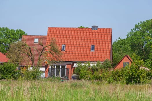 Wohngebäude, Einfamilienhäuser aus Backstein auf dem Land, Leer, Ostfriesland, Niedersachsen, Deutschland