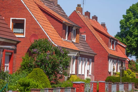 Wohngebäude, Einfamilienhäuser aus Backstein auf dem Land, Leer, Ostfriesland, Niedersachsen, Deutschland