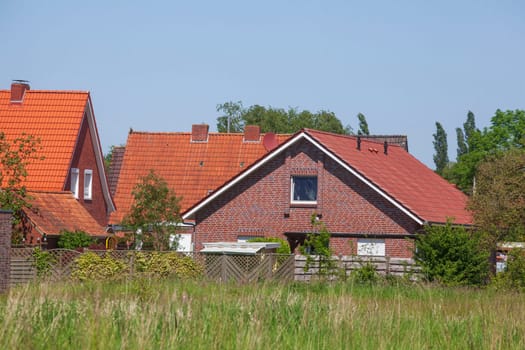 Wohngebäude, Einfamilienhäuser aus Backstein auf dem Land, Leer, Ostfriesland, Niedersachsen, Deutschland
