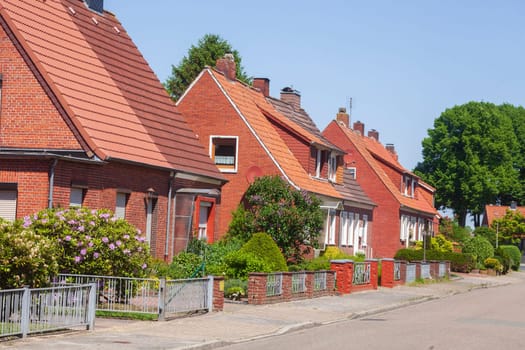 Wohngebäude, Einfamilienhäuser aus Backstein auf dem Land, Leer, Ostfriesland, Niedersachsen, Deutschland