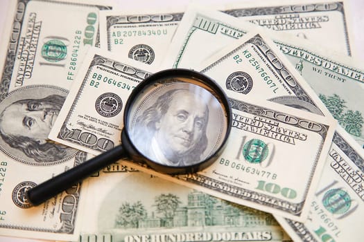 Verification of the authenticity of a hundred-dollar bill with an increase in the image of Franklin